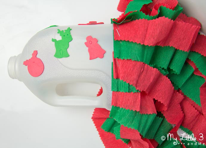 Love simple Christmas kids crafts? Here's a Fun Festive Wind Sock. So wrap up warm and get your little ones outside for a good run-a-round. (mylittle3andme.co.uk)