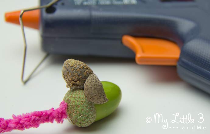 We love these adorable ACORN MICE! Get the kiddies out collecting for this acorn craft project today! Autumn crafts for kids are such fun. Squeak!