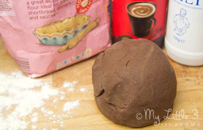 CHOCOLATE SCENTED NO-COOK PLAY DOUGH RECIPE perfect for festive choco-tastic reindeer crafts. Easy Christmas sensory play for kids. 
