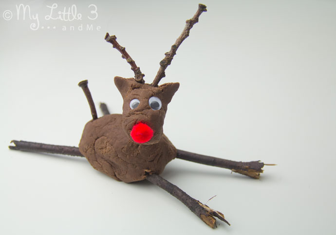 CHOCOLATE SCENTED REINDEER PLAY DOUGH is such a fun Christmas sensory play activity for kids. This no-cook play dough recipe is easy to make and so fun. Add eyes and red noses for an adorable reindeer craft session. #sensoryplay #christmas #sensory #playdough #playdoughrecipe #reindeer #reindeercraft #christmasactivities #christmasforkids #kidscraftroom