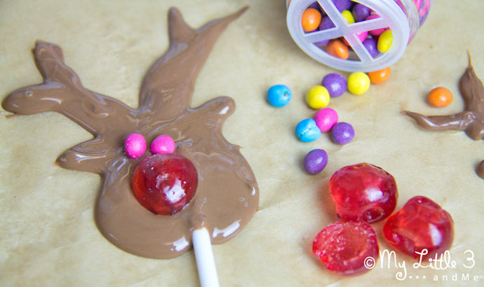Looking for fun ideas for Christmas cooking with kids? Try our HOMEMADE CHOCOLATE REINDEER LOLLIES - easy, fun and tasty and they make great little Christmas gifts too!