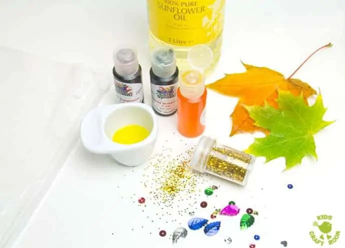 MAKING LEAF SENSORY BAGS - a fantastic mess free Autumn sensory play activity for kids. Children will love to explore this Fall activity that engages the senses.