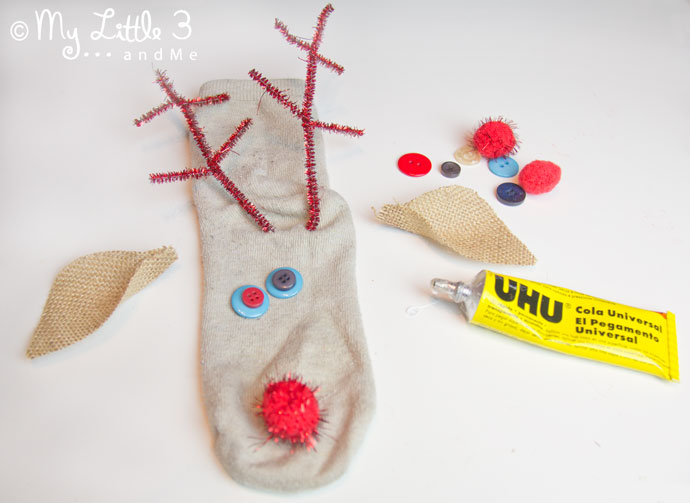 Put those old odd socks to good use and recycle them into adorable Christmas Reindeer No-Sew Sock Puppets. A great Christmas craft for kids.