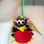 Tweet, tweet! Join us to make adorable CHRISTMAS ROBIN ORNAMENTS. An easy kid-made pine cone Christmas craft to enjoy this holiday.