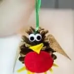 Tweet, tweet! Join us to make adorable CHRISTMAS ROBIN ORNAMENTS. An easy kid-made pine cone Christmas craft to enjoy this holiday.