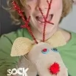 Put those old odd socks to good use and recycle them into adorable Christmas Reindeer No-Sew Sock Puppets. A great Christmas craft for kids. #reindeer #reindeercrafts #kidscrafts #christmascrafts #puppets #recycledcrafts