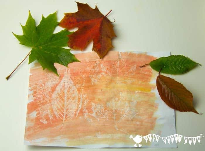 I loved the idea of the children being able to combine leaf rubbing with leaf painting and hence this Wax Resist Leaf Painting art project for kids was born! 