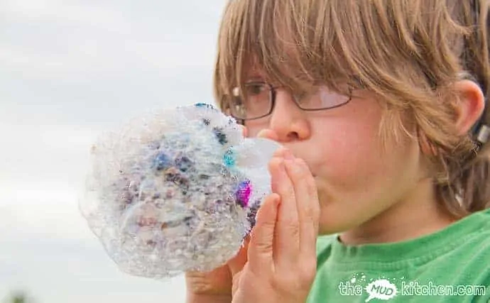 Kids won't tire of making exciting wiggly Bubble Snakes. This simple and cheap bubble activity is great fun for the garden or bath time and quick & easy do.