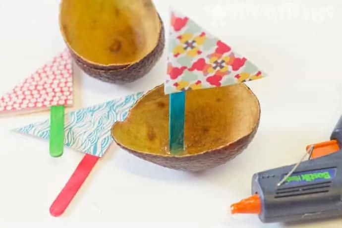Kids can have fun with this cute avocado boat craft. Perfect for imaginative play where small world play figures can sail around the wading pool or bath.