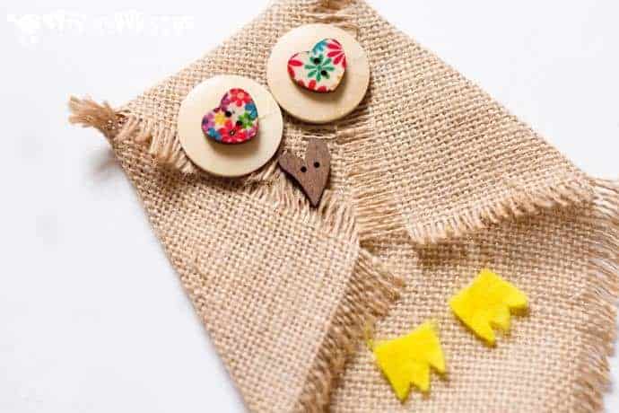 Adorable no-sew button and burlap owl craft. An easy owl craft for kids and grown ups that can be used to make lots of lovely unique homemade owl gifts too.