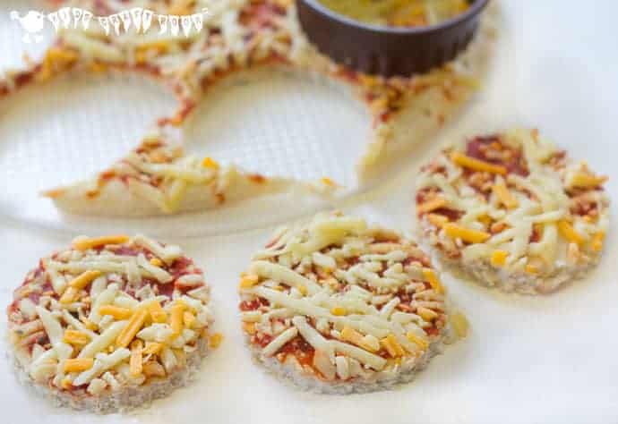 This Halloween spider pizza recipe is perfect for some spook-tastic Halloween fun. A great Halloween food idea that's sure to make you shudder!