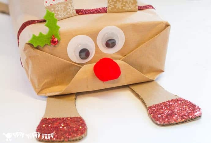 Christmas-gift-wrapping-ideas-making-a-reindeer