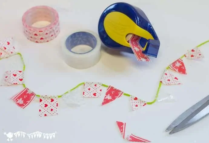 Christmas-Gift-Wrapping-Ideas-making-washy-tape-bunting
