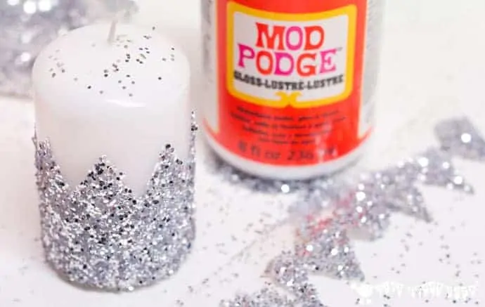 Have you wondered how to make glitter candles? These DIY glitter candles are easy enough for kids to make. They look so pretty and make great gifts too.