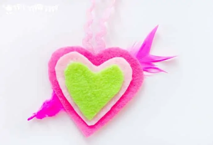 HEART NECKLACES are cute, colourful and easy! This kids felt craft is a great way for children to make homemade jewellery for themselves or as cute gifts.