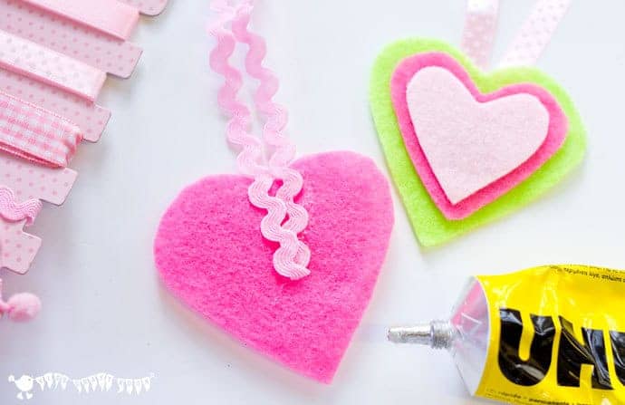 HEART NECKLACES are cute, colourful and easy! This kids felt craft is a great way for children to make homemade jewellery for themselves or as cute gifts.