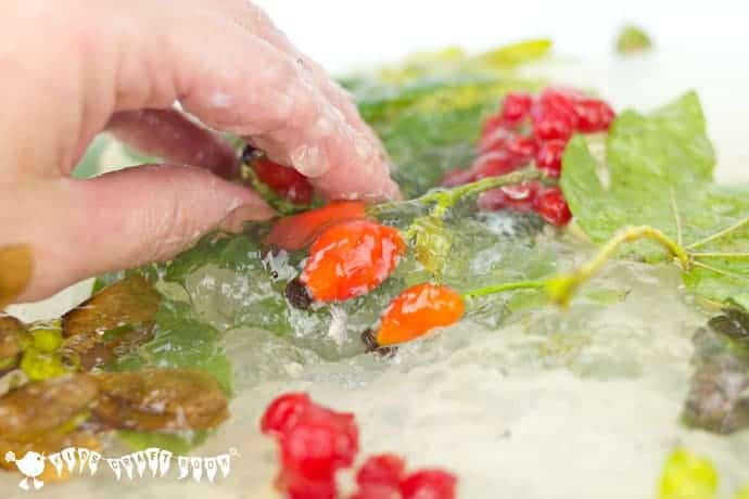 Feeling Autumn Sensory Play Gel - Autumn Sensory Play Gel is an irresistible hands-on play idea bringing the wonders of Nature into a squishy, squashy textural delight kids LOVE to explore. Sensory play at its best!