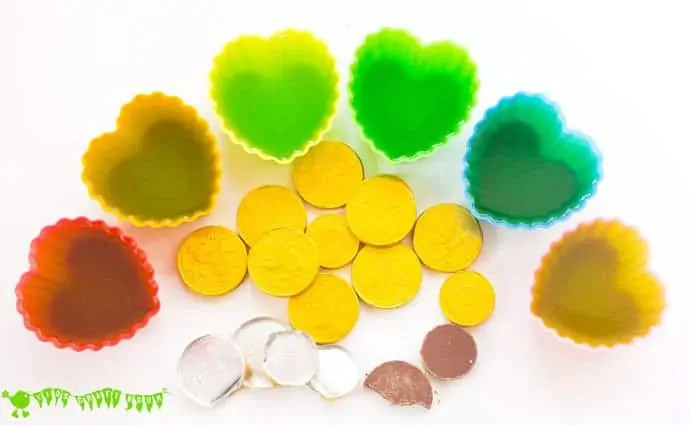 Kids will adore this EDIBLE SENSORY PLAY ST PATRICK'S DAY ACTIVITY. Explore giant wibbly-wobbly squishy shamrock leaves and tasty treasure from the end of the rainbow!