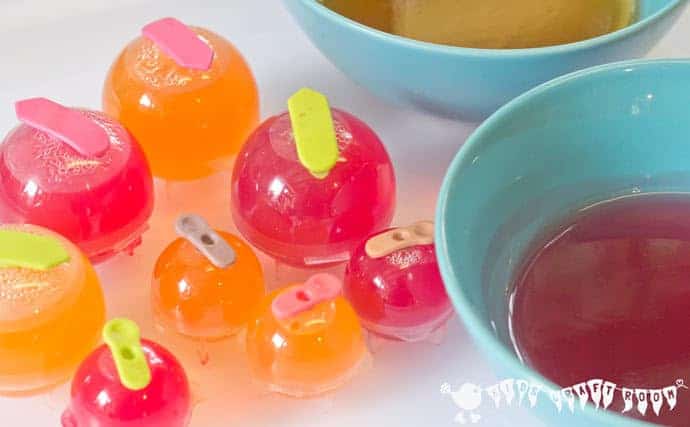 EDIBLE SENSORY PLAY BALLS ACTIVITY - a truly multi sensory play experience. Kids will love feeling, smelling, hearing, seeing and tasting it!