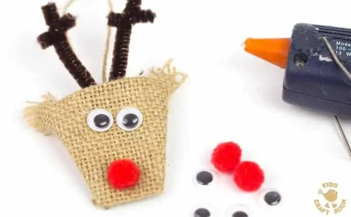 ADORABLE BURLAP REINDEER ORNAMENTS - a simple no-sew Christmas craft for kids. A lovely homemade reindeer decoration for the Christmas tree. 