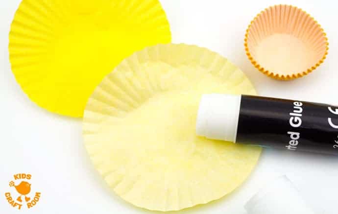 POP UP DAFFODIL CRAFT Step 1- A simple Spring craft perfect for Easter or Mother's Day too. This cupcake liner and paper plate flower craft lets kids pretend to grow their own daffodils again and again! 
