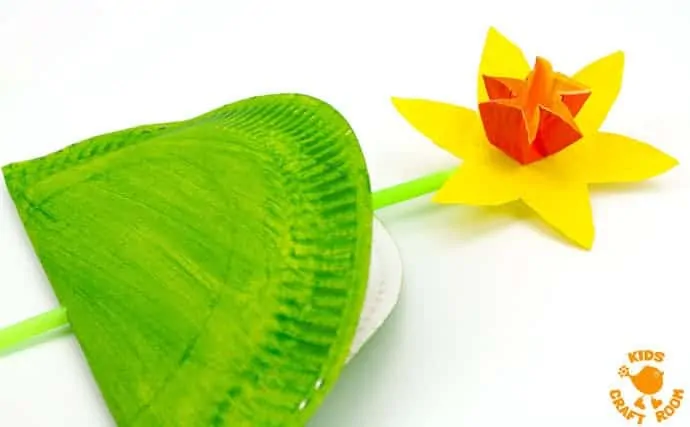 POP UP DAFFODIL CRAFT - A simple Spring craft perfect for Easter or Mother's Day too. This cupcake liner and paper plate flower craft lets kids pretend to grow their own daffodils again and again! 