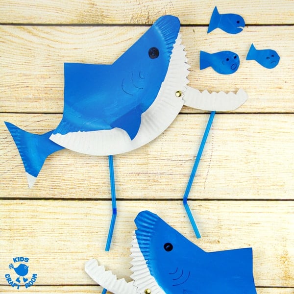 PAPER PLATE SHARK PUPPETS are so fun! CHOMP! This interactive shark craft is easy to make using the free printable template. This paper plate craft will inspire hours of dramatic play and storytelling.