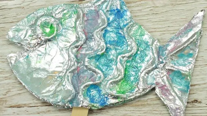 EMBOSSED FOIL FISH PUPPETS - A stunning fish craft with a difference! This embossed foil fish craft appeals to kids of all ages. Enjoy making fish puppets or fish pictures, the results are gorgeous!