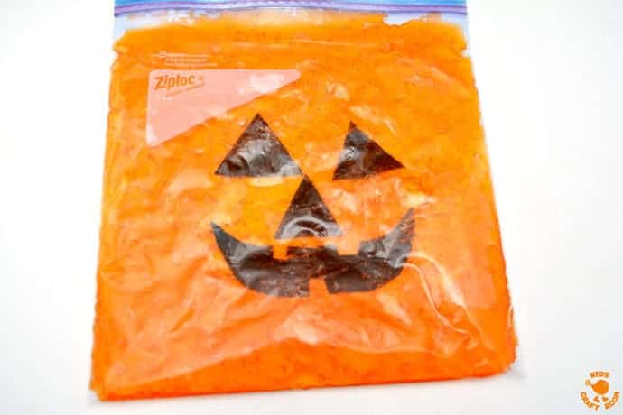 Make-A-Face Jack O'Lantern Sensory Play Bag - a fun mess free Halloween and Autumn sensory play idea kids will love. A great way to engage the senses and help kids learn and play. Squash and squish the sensory bag to move the Jack O'Lantern's face pieces around. Can you get everything in the right place? Can you make him look silly? Can you turn his face up-side-down? Sensory play ideas are such fun!