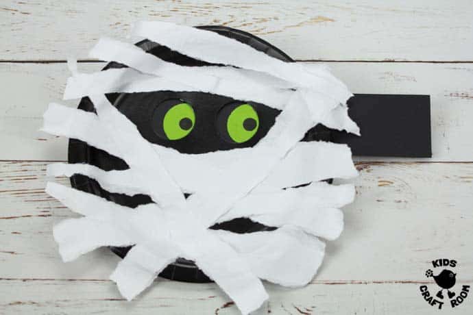 MOVING EYES PAPER PLATE MUMMY CRAFT Halloween crafts are great but interactive Halloween craft ideas are even better! Kids can move this mummy's eyes from side to side! Have you seen mummy craft ideas as spooky and fun as this? This simple paper plate craft is easy enough to make with toddlers and their creepy eyes will make them just as fun for big kids too. #Halloween #Halloweencrafts #mummycrafts #mummycraft #halloweenmummy #paperplatecrafts #kidscrafts #kidscraftroom 