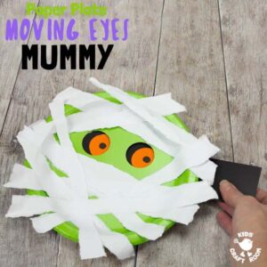 MOVING EYES PAPER PLATE MUMMY CRAFT Halloween crafts are great but interactive Halloween craft ideas are even better! Kids can move this mummy's eyes from side to side! Have you seen mummy craft ideas as spooky and fun as this? This simple paper plate craft is easy enough to make with toddlers and their creepy eyes will make them just as fun for big kids too. #Halloween #Halloweencrafts #mummycrafts #mummycraft #halloweenmummy #paperplatecrafts #kidscrafts #kidscraftroom