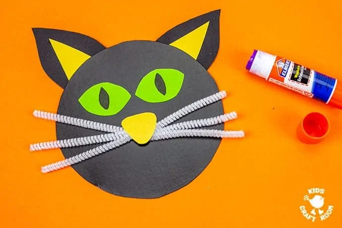 Halloween Black Cat Wreath Craft step 4