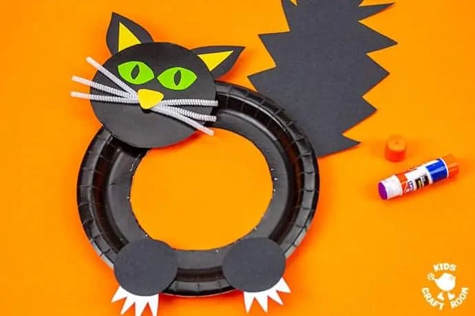 Halloween Black Cat Wreath Craft step 7