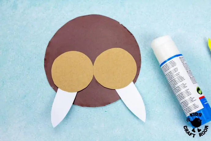 Laced Paper Plate Walrus Craft step 5