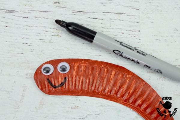 Paper Plate Worm Craft step 6.