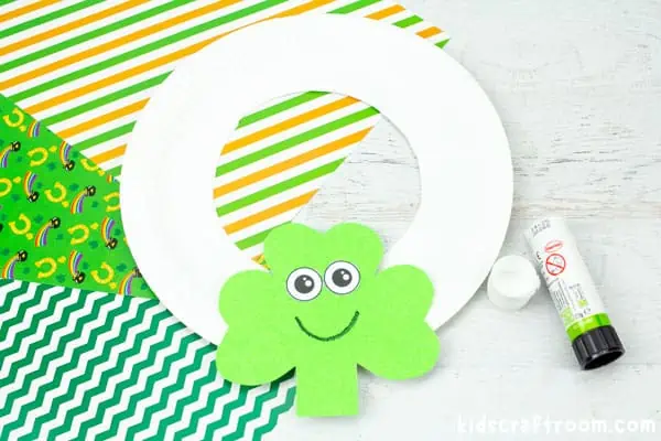 St Patrick's Day Paper Plate Wreath Craft step 5.